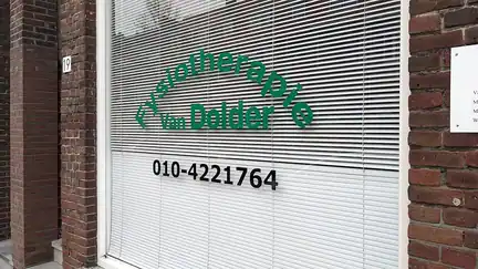 A window sign at a Dutch physiotherapy practice.