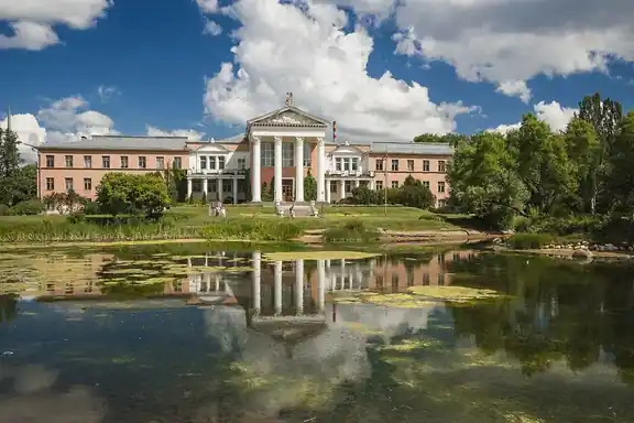 A botanical-garden building reflected in a pond.